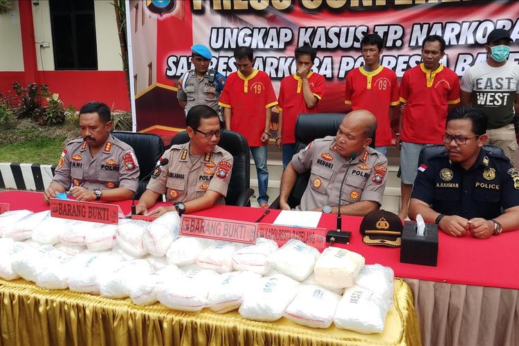 Jajaran Satresnarkoba Polresta Barelang membongkar jaringan internasional peredaran dan perdagangan Narkoba jenis Sabu yang melibatkan 4 tersangka dengan barang bukti sebanyak 38,7 kg.