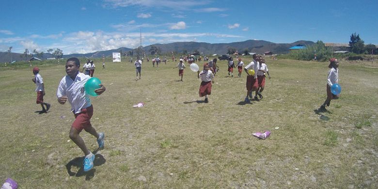 Anak-anak SD di Distrik Anggi, Kabupaten Pegunungan Arfak, Papua Barat mengikuti lomba 17 Agustus di Lapangan Anggi setelah upacara pengibaran bendera merah putih, Jumat (17/8/2018) siang. Lomba 17 Agustus di Lapangan Anggi merupakan bagian dari kegiatan Bhakti Papua Ekspedisi Bumi Cenderawasih Mapala UI.