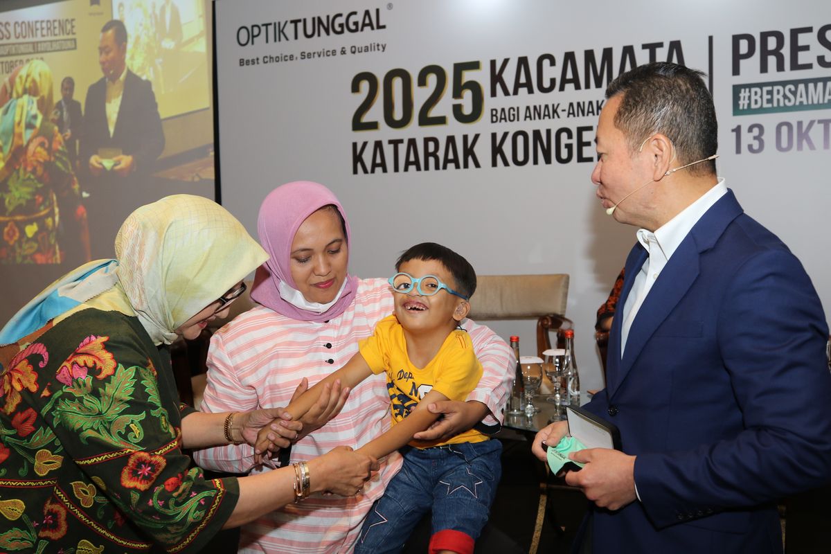 Optik Tunggal bagikan 2.025 kacamata khusus bagi anak penderita katarak kongenital