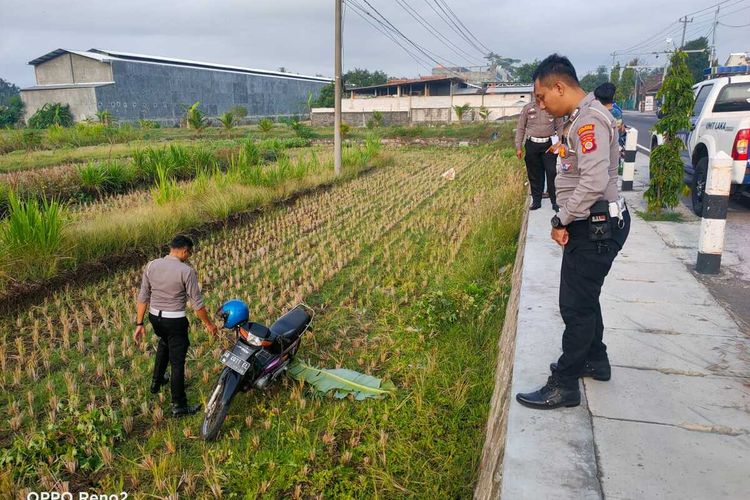 Polisi mengolah TKP tempat lansia bermotor meninggal dunia di persawahan Jalan Wates – Purworejo pada wilayah Padukuhan Sumberan, Kalurahan Triharjo, Kapanewon Wates, Kabupaten Kulon Progo, Daerah Istimewa Yogyakarta.