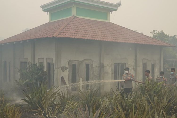 Karhutla Kubu Raya Nyaris Menjalar ke Masjid, Api Tinggal Sejengkal dari Dinding