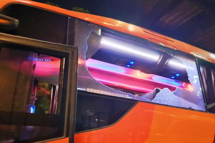 Bus rombongan Persik Kediri yang membawa pemain, pemain dan official pecah karena dilempar batu oleh oknum usai menjalani laga pekan ke-32 Liga 1 2024-2025 melawan tuan rumah Arema FC yang berakhir dengan kemenangan tim tamu 3-0 yang berlangsung di Stadion Kanjuruhan Kepanjen, Kabupaten Malang, Minggu (11/5/2025) malam.