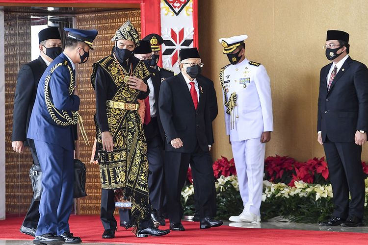 Presiden Joko Widodo dan Wapres Maruf Amin tiba di lokasi sidang tahunan MPR dan Sidang Bersama DPR-DPD di Komplek Parlemen, Senayan, Jakarta, Jumat (14/8/2020). Kepala Negara memilih menggunakan pakaian adat Sabu, Nusa Tenggara Timur, pada sidang tahunan yang digelar di tengah pandemi Covid-19 kali ini.