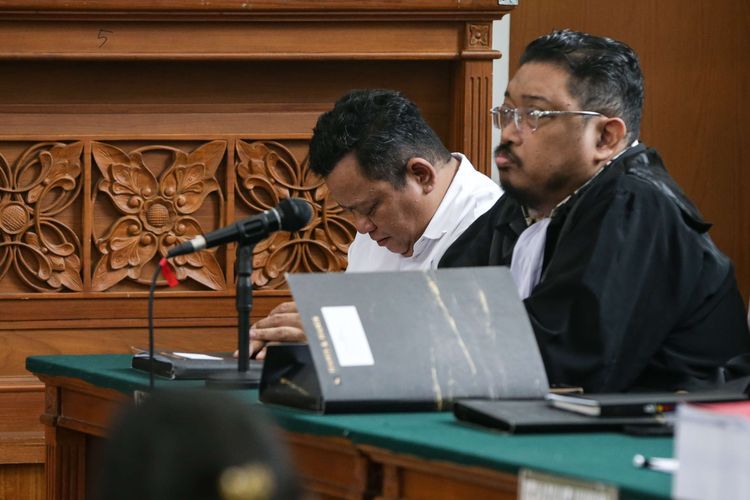 Terdakwa kasus pembunuhan berencana terhadap Nofriansyah Yosua Hutabarat atau Brigadir J, Kuat Ma'ruf (kiri) menjalani sidang di Pengadilan Negeri Jakarta Selatan, Rabu (2/11/2022). Sebanyak 12 orang saksi termasuk orangtua Brigadir J dihadirkan Jaksa Penuntut Umum (JPU).