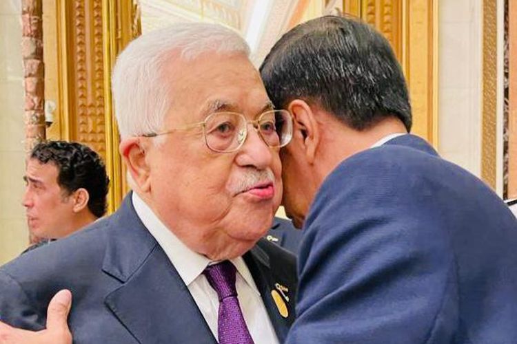 Presiden Joko Widodo bertemu Presiden Palestina Mahmoud Abbas di sela-sela Konferensi Tingkat Tinggi (KTT) Luar Biasa Organisasi Kerja Sama Islam (OKI) di Riyadh, Arab Saudi, Sabtu (11/11/2023).