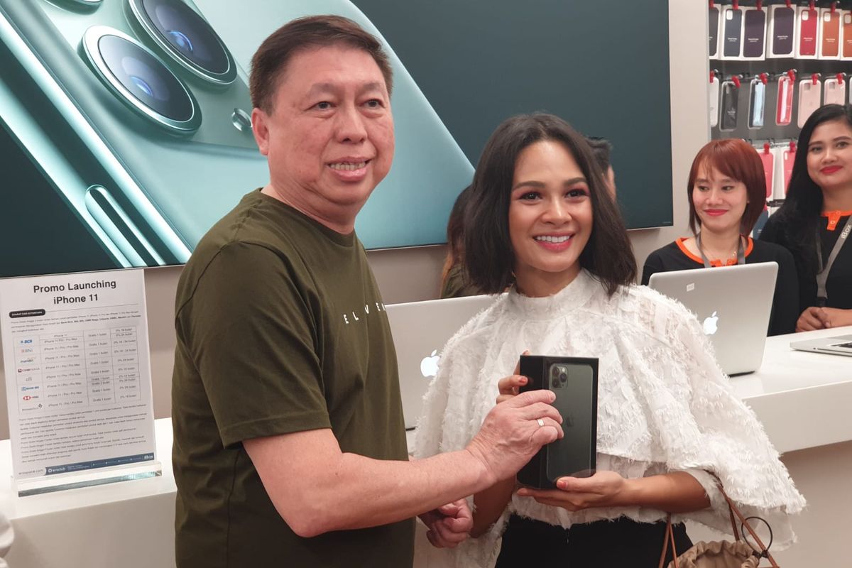 Penyanyi Andien (kiri) membeli iPhone Pro Max 512 GB dalam penjualan perdana di iBox Central Park, Jumat (6/12/2019)