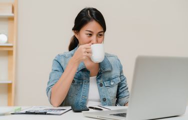 Ilustrasi minum kopi untuk menghilangkan kantuk