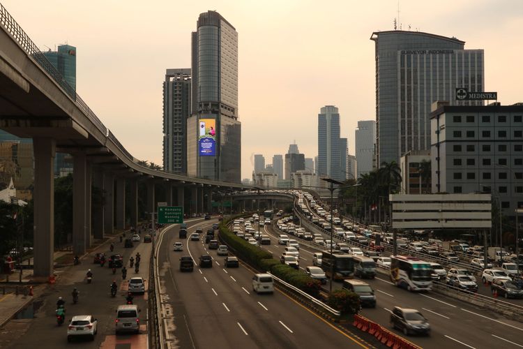 Suasana lalu lintas di ruas Jalan Gatot Subroto, Jakarta, Senin (17/5/2021). Pada hari pertama kerja usai libur Lebaran, lalu lintas Jakarta kembali padat.