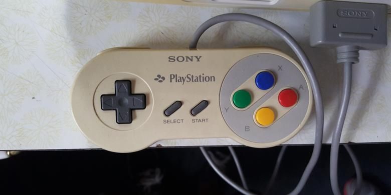 Controler Play Station dibuat sangat mirip dengan konsol SNES