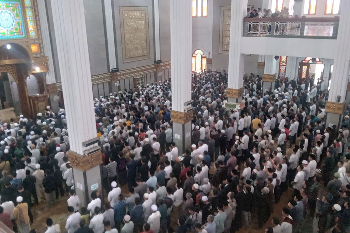 Ribuan jemaah turut menyalati jenazah mantan Bupati Cianjur, Tjetjep Muchtar Soleh di Masjid Agung Cianjur, Jumat (25/7/2025).
