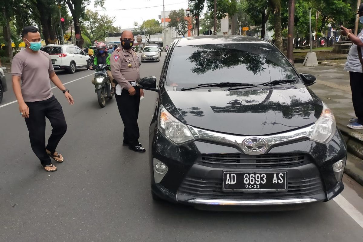 Pengguna kendaraan dengan pelat nomor palsu dihentikan untuk dilakukan pemeriksaan dokumen kendaraan di Solo, Jawa Tengah