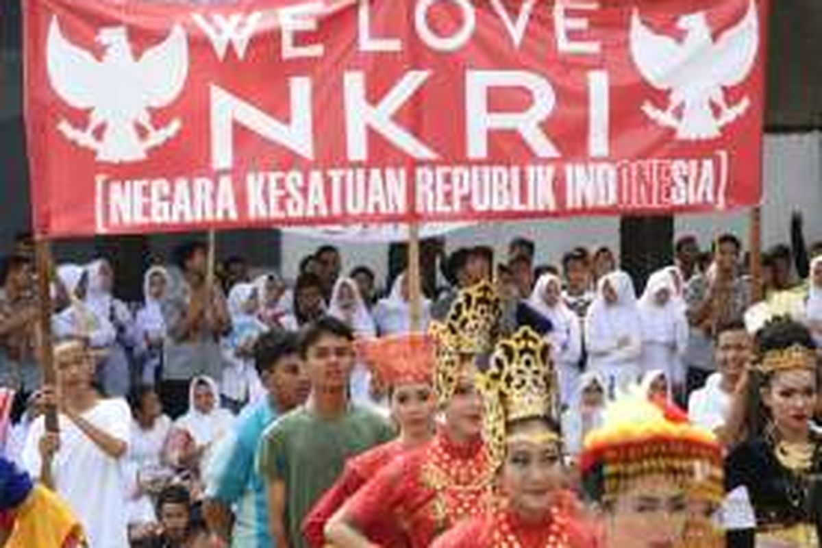 Purwakarta memang tengah bekerja keras menanamkan toleransi sejak dini. Selain menginisiasi beberapa program seperti botram (makan bersama), siswa lintas agama hingga rencana camping bersama, Dedi Bupati Purwakarta Dedi Mulyadi mengajak para siswa mencintai toleransi.