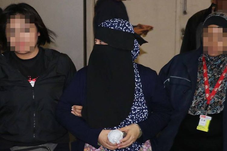 Petugas dari badan anti-teror Polisi Diraja Malaysia menangkap perempuan yang menjadi terduga teroris. Total ada 15 terduga teroris yang ditangkap, dan dilaporkan berusaha menyerang Pemilu Malaysia 9 Mei lalu.
