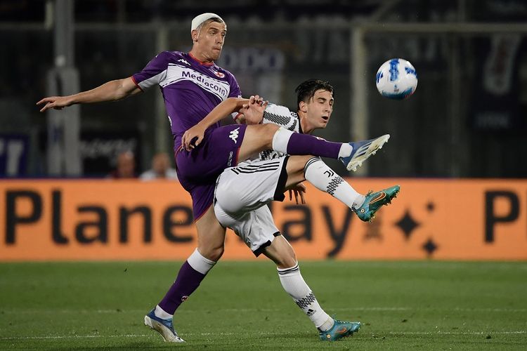 Penyerang Fiorentina Krzysztof Piatek (kiri) berduel dengan gelandang muda Juventus Fabio Miretti dalam laga terakhir Liga Italia 2021-2022 di Stadion Artemio-Franchi, Florence, pada Minggu (22/5/2022) dini hari WIB.