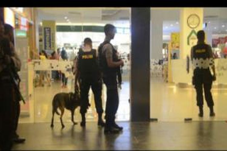 Beberapa anggota polisi dari Polda Sultra dengan senjata lengkap dan satu ekor anjing pelacak disiagakan di lokasi pusat perbelanjaan  di Kendari