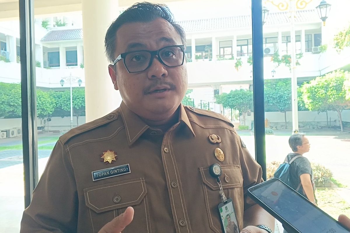 Penjabat Sekda Kota Medan, Topan Ginting saat diwawancarai wartawan di Kantor Walikota Medan, Selasa (23/7/2024)