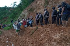 Akses Jalan di Desa Cileuksa Bogor Belum Bisa Dilalui Kendaraan