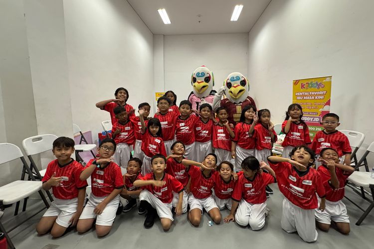Syailendra Ahmad Budiyanto dan kawan-kawan foto bersama temannya sesama pendamping pemain timnas Indonesia sebelum laga FIFA Matchday melawan Oman yang berakhir dengan skor 3-0 di Stadion Utama Gelora Bung Karno Jakarta, Jumat (5/6/2026) malam.