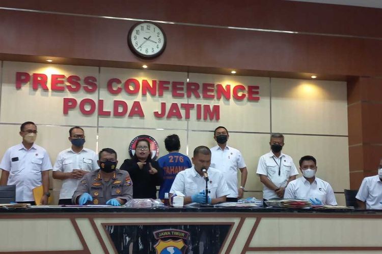 Kombes Pol Totok Suharyanto Dirreskrimum Polda Jatim saat memimpin rilis dalam kasus mafia tanah, Senin (22/08/2022)