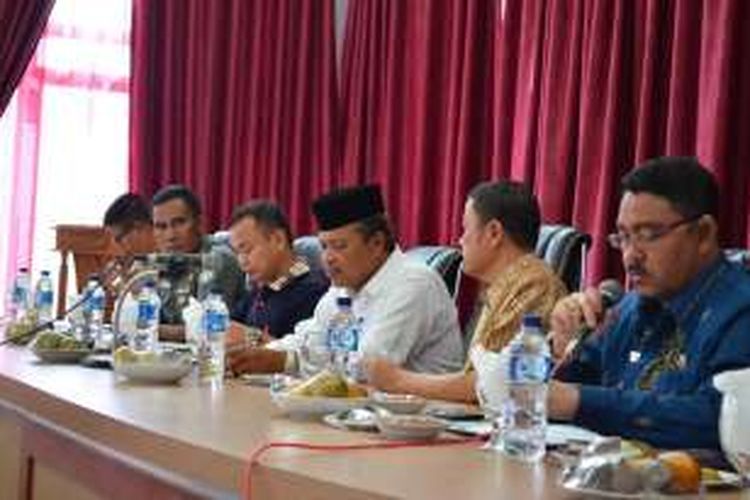 Asisten Bidang Pemerintahan Setda Kabupaten Bener Meriah Muhammad Jafar berbicara saat rapat penyelesaian sengketa tanah Batalyon 114 Satria Musara (SM) dan tanah negara di Aula Sekretariat daerah setempat, Jumat (19/2/2016).