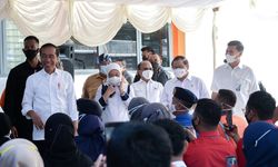 Presiden Serahkan BSU bagi Peserta BPJS Ketenagakerjaan di Baubau dan Buton