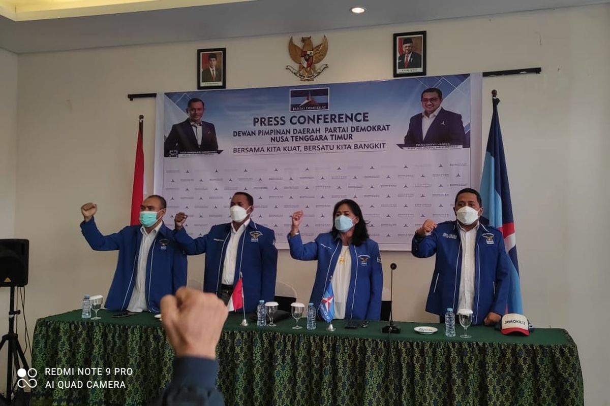 KEYWORD PHOTO:Leonardus Lelo (Kedua dari kiri) bersama pengurus Demokrat NTT saat menggelar konferensi pers di Kupang, Selasa (4/1/2022)