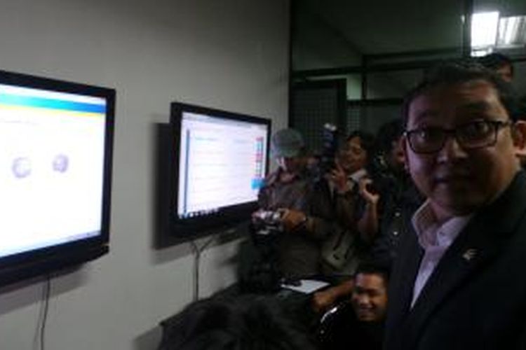 Wakil Ketua DPR Fadli Zon mendatangi Direktorat Jenderal Kependudukan dan Pencatatan Sipil, Kementerian Dalam Negeri, Jakarta Selatan, untuk mengecek data server KTP elektronik.