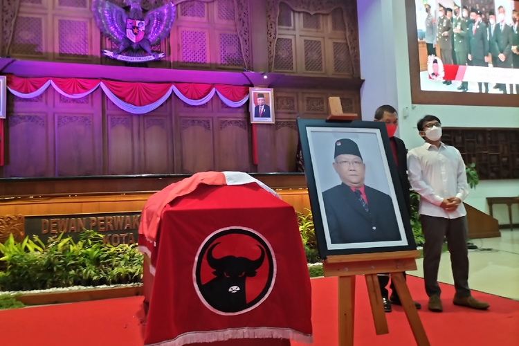 Jenazah Ketua Komisi IV DPRD Solo Putut Gunawan disemayamkan di Graha Paripurna, Gedung DPRD Solo, Minggu (23/1/2022) pagi.