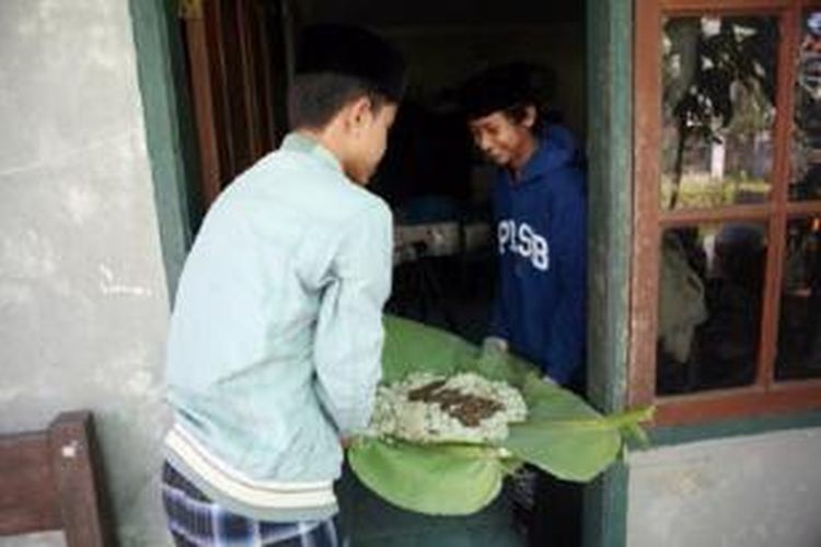 Para santri menyajikan makanan santri atau dikenal dengan sebutan Deungeun Santri di kediamannya di Pondok Pesantren Cipasung, Singaparna, Kabupaten Tasikmalaya, Jawa Barat, Selasa (18/6/2013). Deungeun Santri adalah makanan para santri yang terdiri dari nasi liwet, ikan peda, lalapan dan sambal.