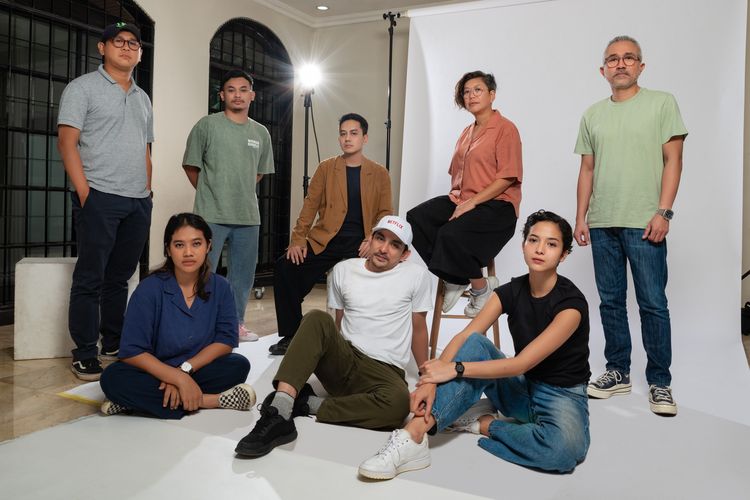 Putri Marino, Lukman Sardi, Yoga Pratama, Siti Fauziah, dan Yusuf Mahardika berfoto bersama untuk film terbaru Netflix.