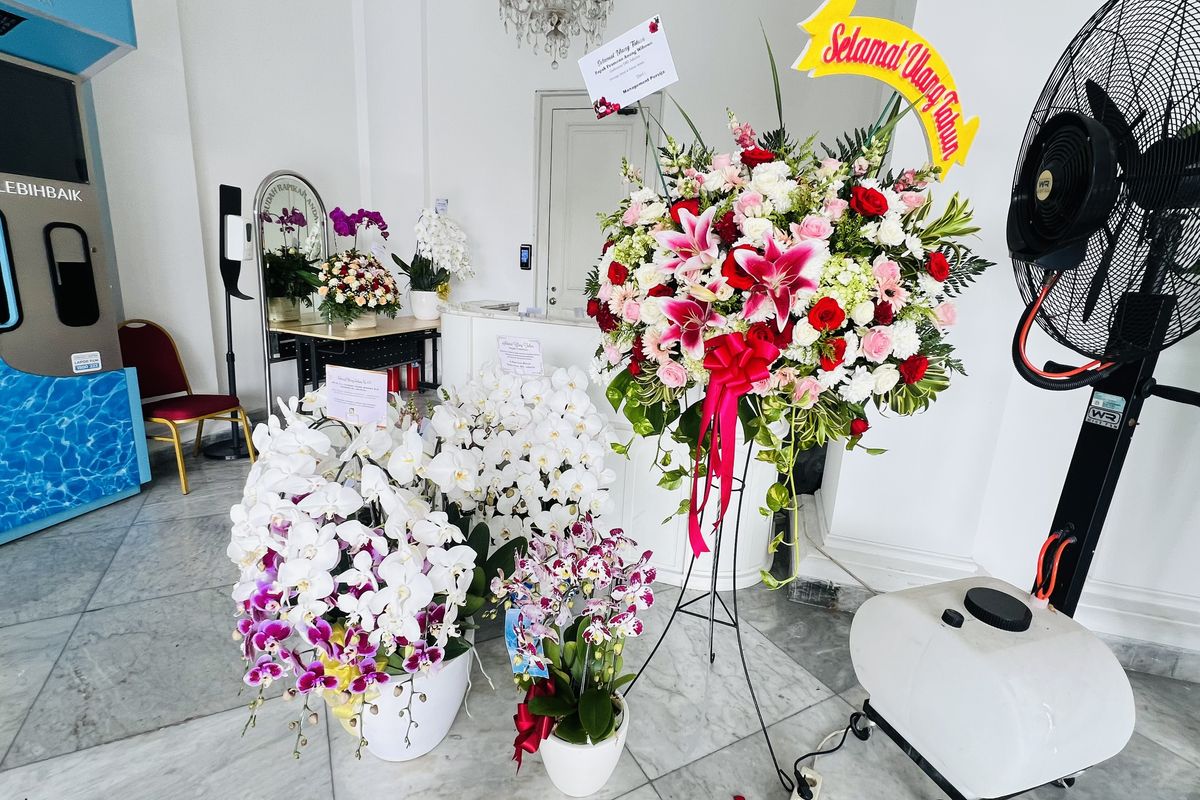 Balai Kota Jakarta dipenuhi puluhan pot bunga anggrek hingga karangan bunga ucapan selamat ulang tahun untuk Gubernur DKI Jakarta, Pramono Anung, yang hari ini, Selasa (11/6/2025), genap berusia 64 tahun.
