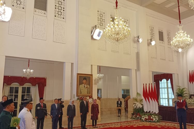Presiden Joko Widodo saat melantik Brigjen Edy Natar Nasution sebagai Gubernur Riau di Istana Negara, Jakarta, Senin (27/11/2023).