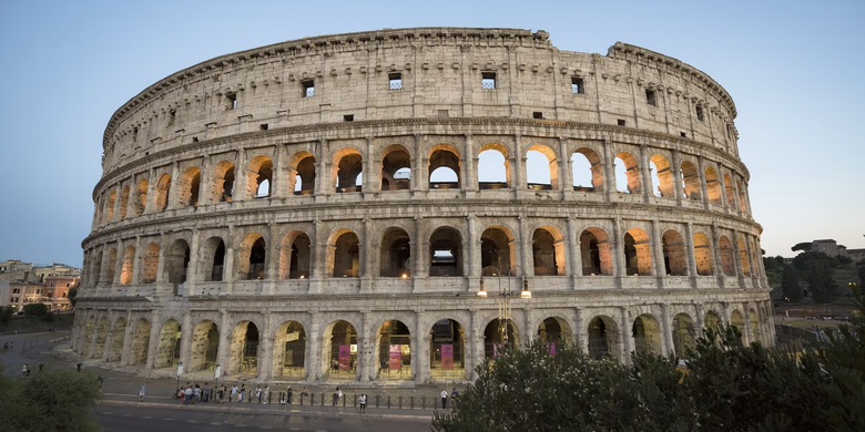 Colloseum di Italia yang dianggap salah satu dari tujuh keajaiban dunia.