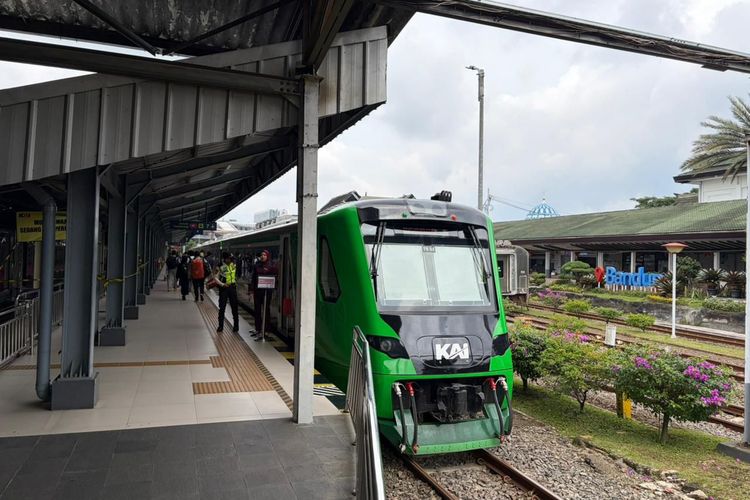 Ruang tunggu KA Feeder Whoosh di sisi barat Stasiun Bandung. Jadwal kereta cepat Whoosh diperpanjang hingga malam, dengan kereta terakhir pukul 22.25 WIB khusus dua hari. Catat tanggalnya.