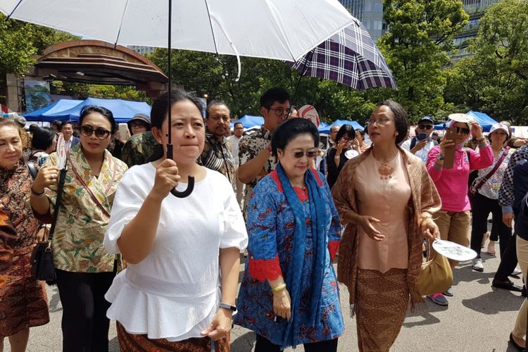 Menteri Koordinator Bidang Pembangunan Manusia dan Kebudayaan Puan Maharani bersama Presiden Kelima Indonesia Megawati Soekarnoputri hadir dalam acara Festival Indonesia 2018 di Hibiya Park, Tokyo, Minggu (29/7/2018).
