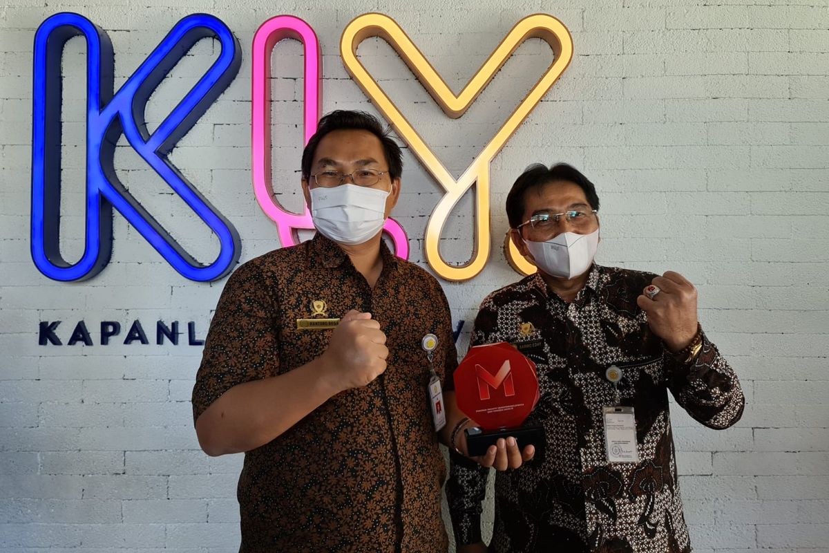 Direktur Jenderal (Dirjen) Prasarana dan Sarana Pertanian (PSP) Kementerian Pertanian (Kementan) Sarwo Edhy (kanan) mewakili Menteri Pertanian (Mentan) Syahrul Yasin Limpo (SYL) menerima Merdeka Award di Kantor KapanLagi Youniverse (KLY), Jakarta, Selasa (31/3/2021).