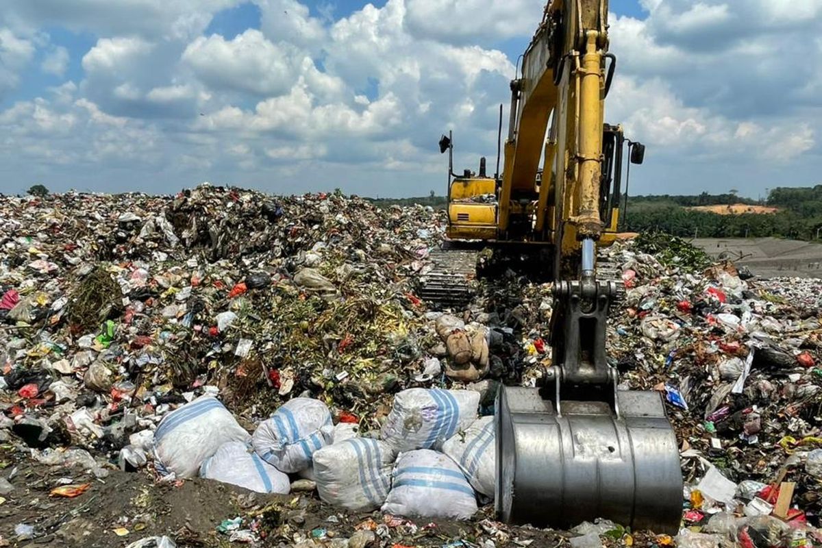 Ilustrasi  - Pihak kepolisian dari Polresta Jambi saat memusnahkan pakaian bekas impor asal Singapura di Talang Gulo, Kota Jambi