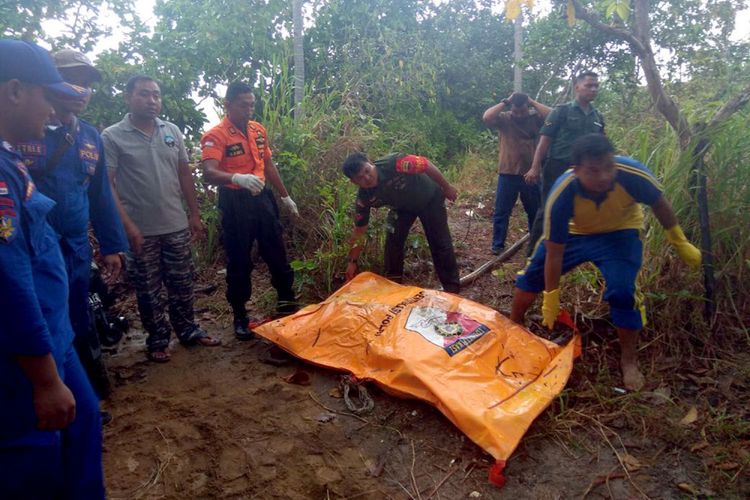 Sejumlah tim gabungan melakukan evakuasi jenazah Chan Chon Kuok alias Jonathan Clifford (51) yang ditemukan di bibir Pantai Pengundang, Kabupaten Bintan, Provinsi Kepri.