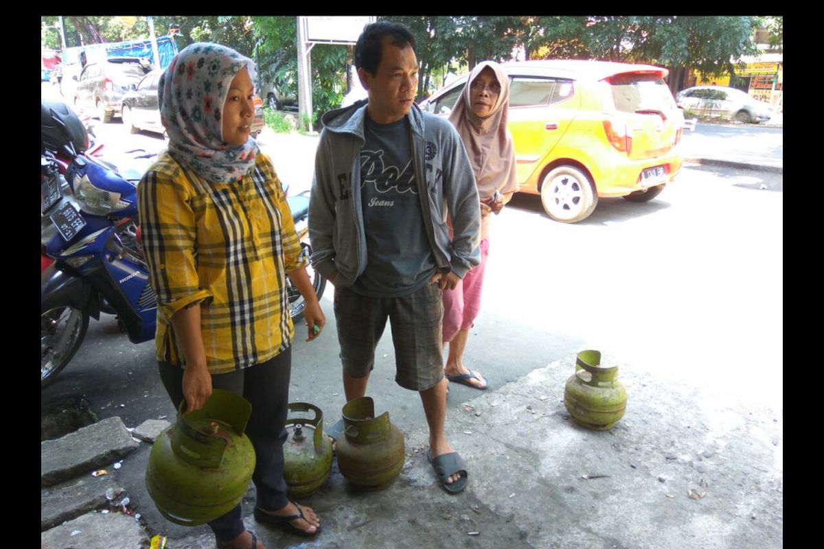 Warga masih berusaha mencari tabung gas LPG 3 Kg di Depok, Jawa Barat, Rabu (6/12/2017).
