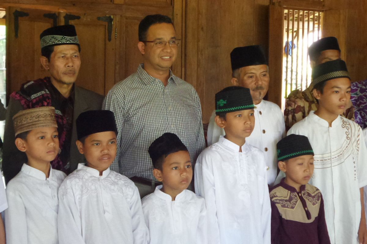 Calon gubernur DKI Jakarta Anies Baswedan saat menerima tamu di rumahnya, Jalan Lebak Bulus Dalam, Jakarta Selatan, Jumat (28/4/2017).