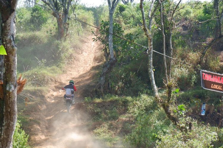 Telihat salah satu peserta Broventure Touring sedang menerabas Tanjakan Ace-Ace di Gunung Pati, Ungaran, Semarang, Jawa Tengah, Sabtu (13/7/2019).