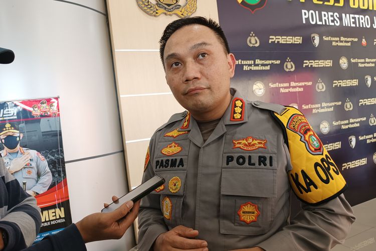 Kapolres Metro Jakarta Barat Kombes Pol Pasma Royce saat diwawancarai awak media usai menyampaikan pers rilis akhir tahun di kantornya, Sabtu (31/12/2022). 