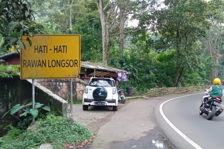 Salah satu spot rawan longsor di sepanjang jalur Puncak, Cianjur, Jawa Barat.