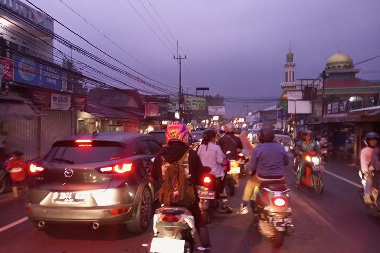 Situasi arus lalu lintas di jalur Puncak Bogor, Jawa Barat, pada Jumat (21/4/2023) petang