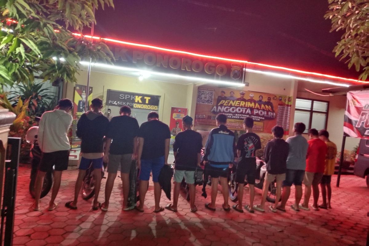 Polsek Ponorogo mengamankan 11 remaja belasan tahun yang diduga akan melakukan perang sarung jelang sahur di wilayah alun-alun Ponorogo dan Stadion Batoro Katong Ponorogo.