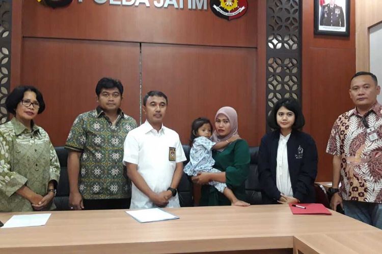 Balita yang dibawa kabur pasutri asal Pasuruan, Jawa Timur, kembali ke orangtuanya, Jumat (13/3/2020).