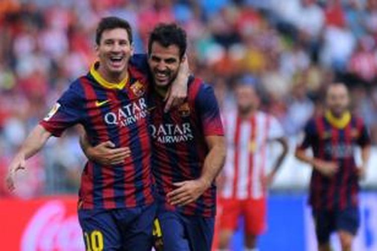 Dua pemain Barcelona, Lionel Messi (kiri) dan Cesc Fabregas (kanan), merayakan gol ke gawang Almeria pada laga Liga BBVA di Stadion Juegos Mediterraneos, Almeria, Sabtu (28/9/2013).