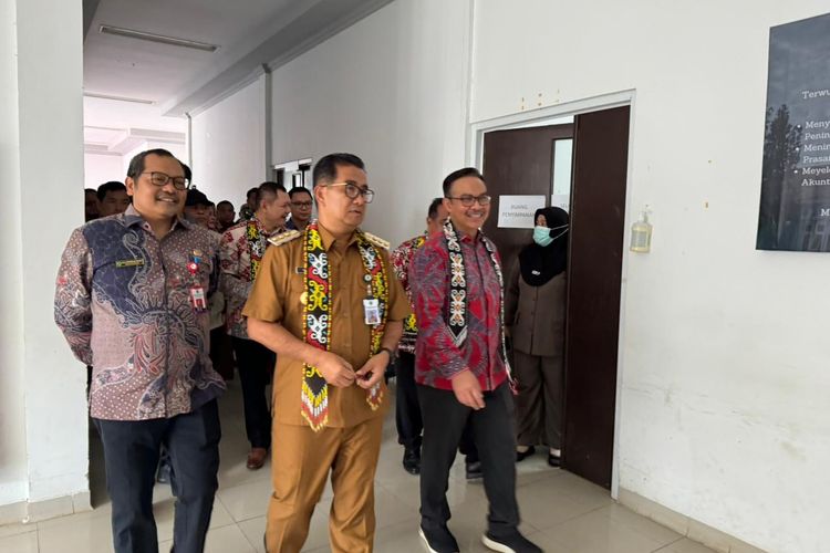 Kepala Badan Kependudukan dan Keluarga Berencana Nasional (BKKBN) dr Hasto Wardoyo dalam kegiatan Sosialisasi dan Pelayanan Keluarga Berencana (KB) di Rumah Sakit Umum Daerah (RSUD) Kerang, Desa Kerang, Kecamatan Batu Engau, Kabupaten Paser, Kalimantan Timur (Kaltim), Selasa (5/3/2024).