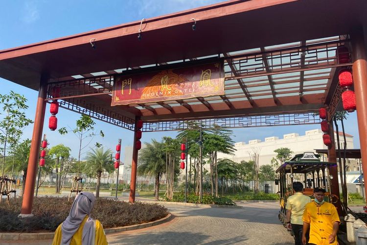 Salah satu gerbang pintu masuk, Phoenix's Gate, dari tiga titik utama akses keluar-masuk di Old Shanghai.