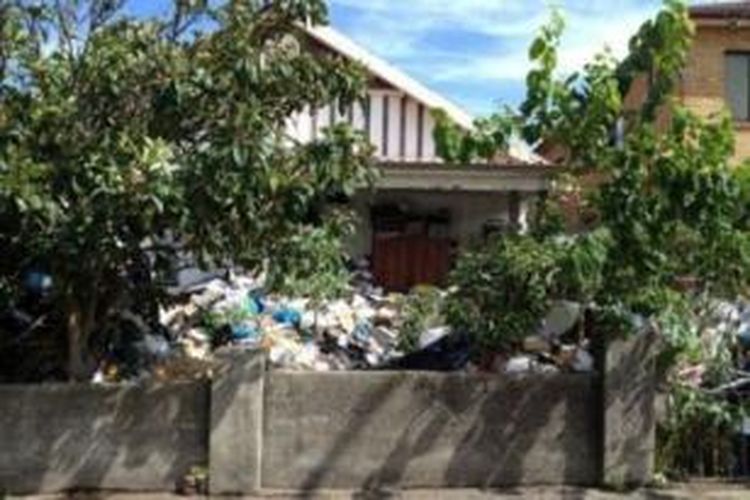 Rumah di Boonara Avenue, Bondi, Sydney, yang oleh pemiliknya dijadikan tempat sampah.